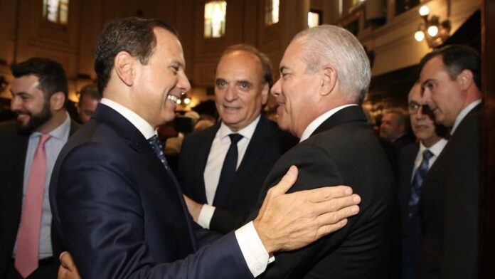 campanha-no-jornal-do-nibus-de-s-o-paulo-orienta-s Interior de ônibus em São Paulo com cartaz informativo sobre regularização do título de eleitor fixado no teto.