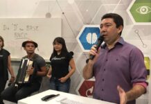 Canal Educação do Piauí conecta 224 municípios ao ensino tecnológico de ponta Estudante utiliza óculos de realidade virtual em sala de aula moderna com tecnologia digital no Piauí.
