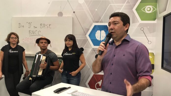 Estudante utiliza óculos de realidade virtual em sala de aula moderna com tecnologia digital no Piauí.