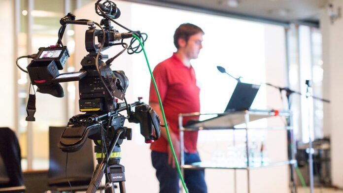 Smartphone moderno exibindo um jogo de PC de alta qualidade gráfica na tela, destacando desempenho e fluidez.