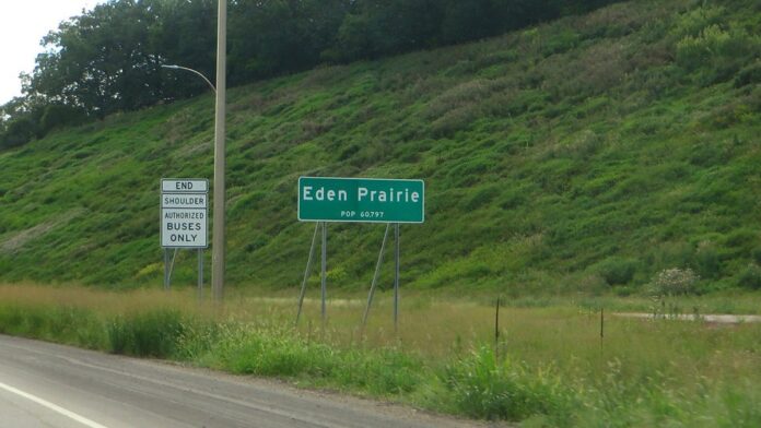 Caminhão de carga trafegando em estrada, simbolizando logística e transporte de mercadorias.