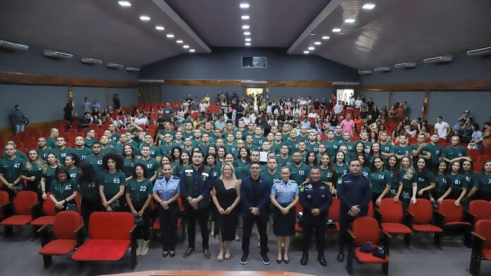 concursos-p-blicos-no-acre-somam-13-905-vagas-e-am Pessoas em escritório preenchendo papéis de concurso público, simbolizando oferta de vagas no estado do Acre.