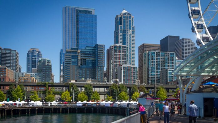 constru-o-naval-dos-eua-enfrenta-entraves-para-met Estaleiro naval com guindastes gigantes e navios de guerra em construção ou reparo em doca seca industrial.