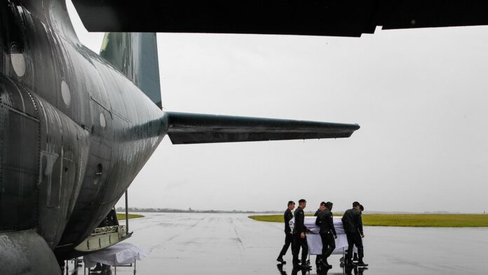 Dois jogadores de futebol em campo, vestindo uniformes de seus clubes, disputando a bola durante uma partida oficial.