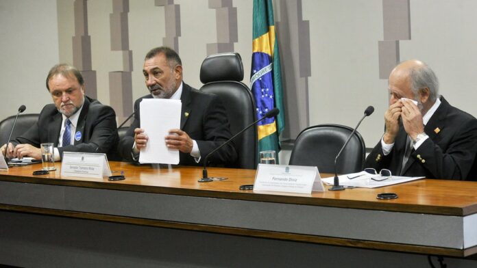 corinthians-anuncia-fernando-diniz-como-t-cnico-ap Fernando Diniz gesticulando e orientando jogadores durante um treino de futebol em campo gramado.