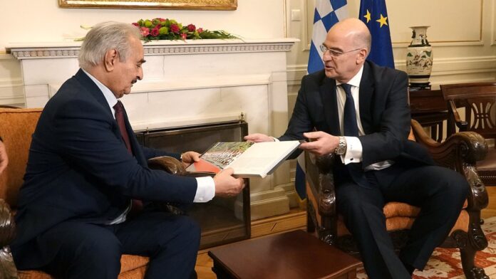 Navio petroleiro navegando em oceano aberto ao pôr do sol, simbolizando transporte e comércio global de energia.