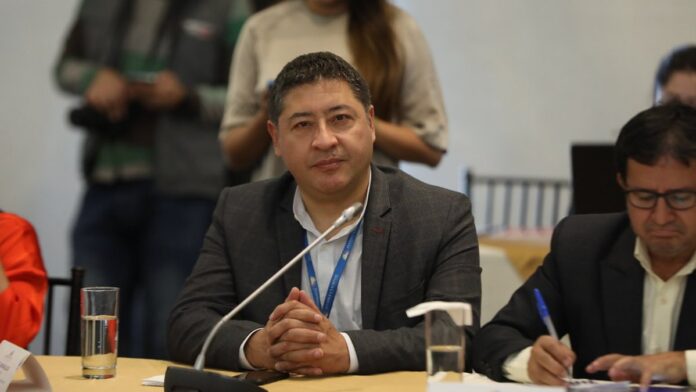 Montanhas de resíduos plásticos e detritos descartados acumulados em um terreno baldio a céu aberto no México.