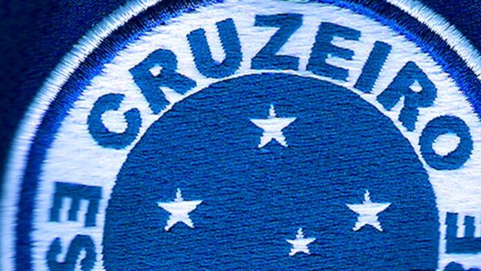 Jogadores do Cruzeiro em campo, vestindo uniforme azul, durante treinamento ou partida oficial.