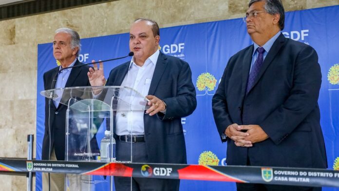 Ibaneis Rocha, de terno e gravata, sentado em uma mesa de tribunal com expressão séria durante uma audiência pública.