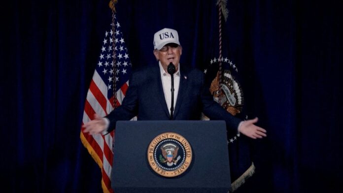 Donald Trump e Pam Bondi posam juntos para foto oficial em um ambiente formal de escritório.