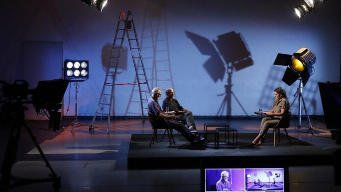 Palestrantes debatem em fórum sobre economia criativa diante de uma plateia em auditório iluminado em Sergipe.