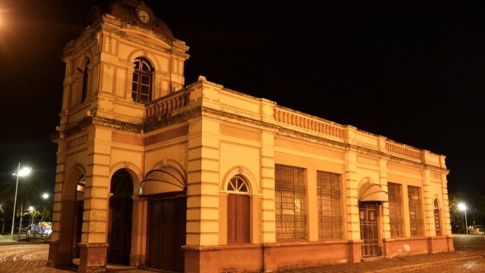 Pessoas reunidas em um auditório participam de uma reunião sobre planejamento e gestão de projetos culturais.
