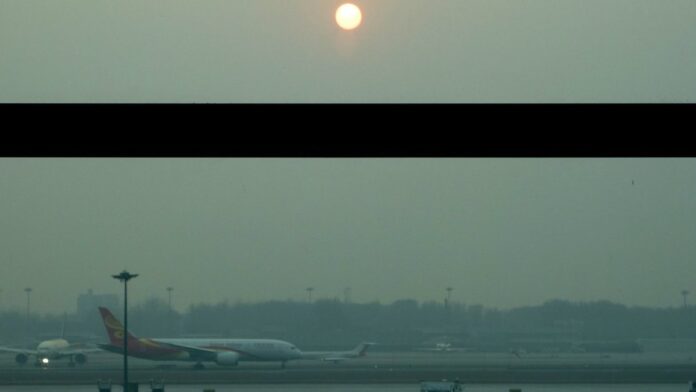Centro tecnológico futurista com painéis solares e torres de energia limpa sob um céu azul, simbolizando inovação verde.