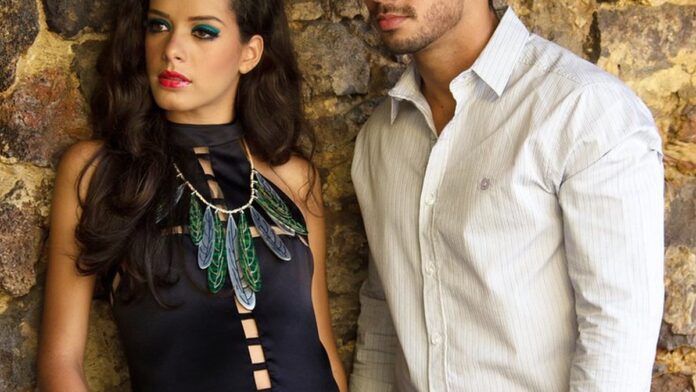 Artesanatos sustentáveis expostos em bancas no centro cultural São José Liberto, com público circulando ao fundo.