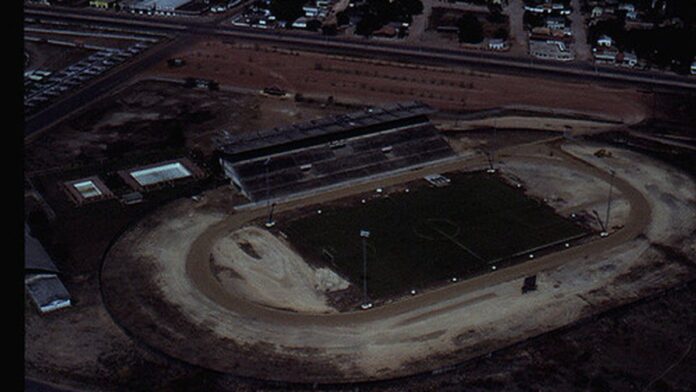 Jogadores de futebol em disputa de bola no gramado do estádio Canarinho durante partida decisiva.