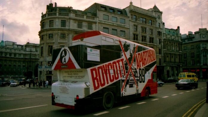 Foto histórica de arquivo mostra jogadores de futebol em campo durante o período do regime de segregação racial.