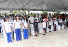 Ceará entrega novas viaturas e supera 1.300 veículos na segurança Fileira de viaturas policiais brancas e adesivadas estacionadas em pátio ensolarado durante cerimônia oficial.