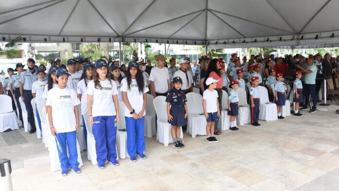 governo-do-cear-entrega-novas-viaturas-e-supera-ma Fileira de viaturas policiais brancas e adesivadas estacionadas em pátio ensolarado durante cerimônia oficial.
