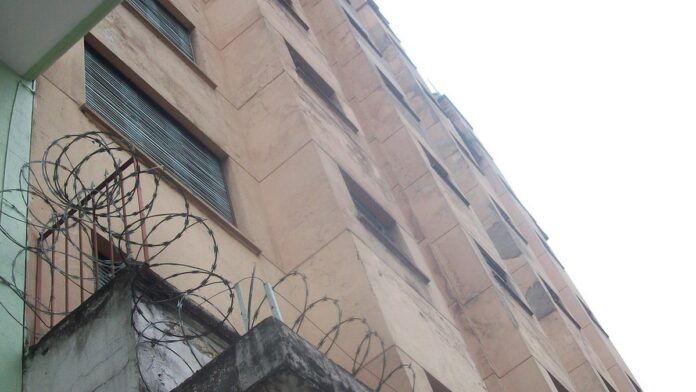 hospital-da-mulher-do-par-atinge-marca-de-10-mil-c Equipe médica de centro cirúrgico realizando procedimento em hospital especializado, com foco em tecnologia e precisão.