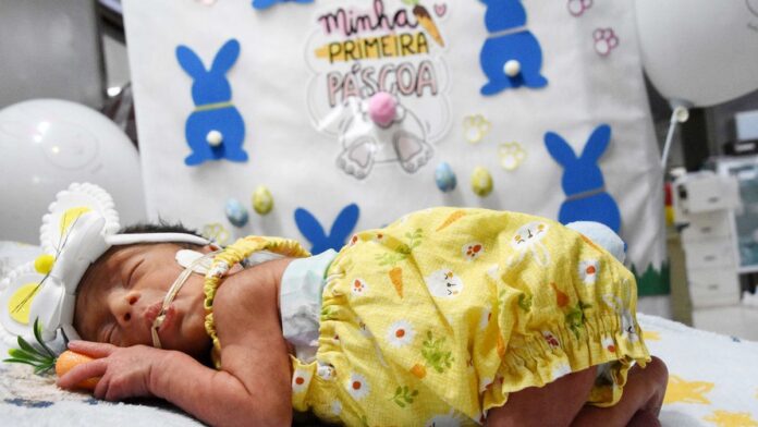 Fachada do Hospital de Coremas com movimentação de pacientes e profissionais na recepção durante o feriado.