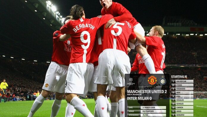 inter-de-mil-o-goleia-roma-por-5-a-2-e-amplia-lide Jogadores da Inter de Milão comemoram gol em campo de futebol, vestindo uniforme listrado azul e preto.