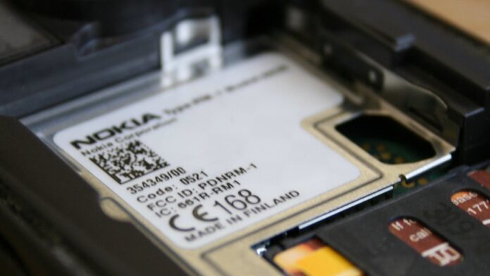 internet-aut-noma-redes-que-tomam-decis-es-em-temp Representação digital de uma rede neural conectando pontos de luz em tons de azul e ciano sobre fundo escuro.