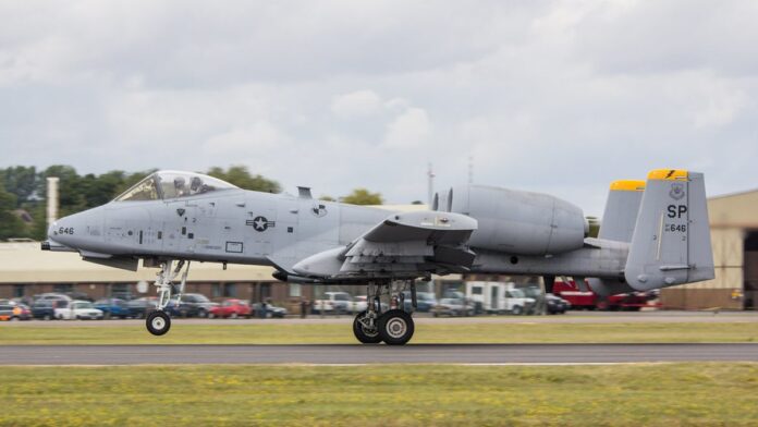 Fumaça preta sobe sobre o mar no Estreito de Ormuz após a queda de uma aeronave militar.