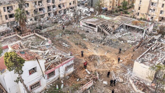 Diplomatas do Irã e dos EUA em reunião tensa, com bandeiras nacionais ao fundo e expressões de discordância.