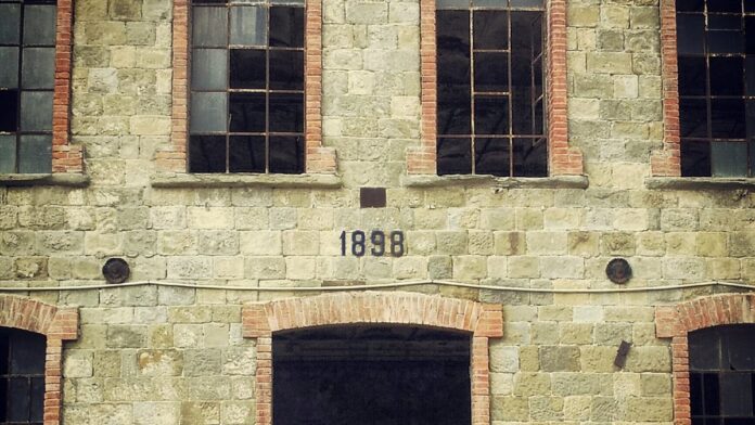 Jogadores da seleção italiana cabisbaixos e desolados no gramado após eliminação em campo de futebol.