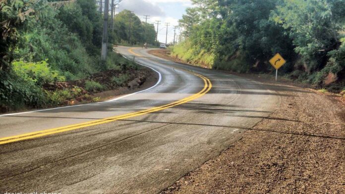 Profissionais de saúde orientam estudantes de medicina em sala de aula durante treinamento prático em Ivaiporã.