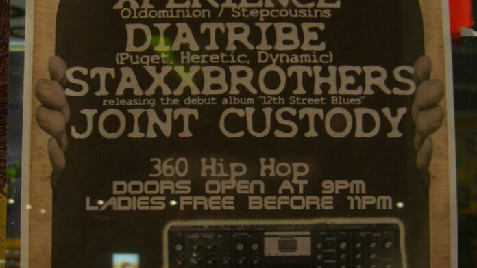 jap-o-implementa-lei-de-guarda-compartilhada-para- Pai e mãe caminhando de mãos dadas com o filho pequeno em um parque, representando união familiar após divórcio.