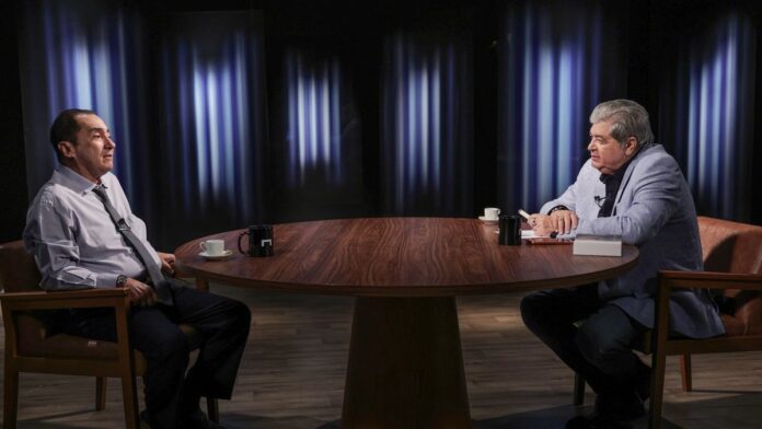 jorge-kajuru-revela-sa-da-da-pol-tica-em-entrevist Jorge Kajuru e Datena sentados em um estúdio de TV, conversando durante uma entrevista.