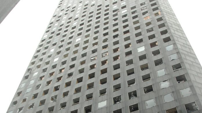 Navio cargueiro de grande porte navegando em mar aberto, com contêineres coloridos na parte superior.