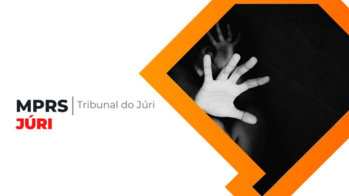 Fachada do Fórum de Gravataí com movimentação de pessoas e presença de viaturas policiais.