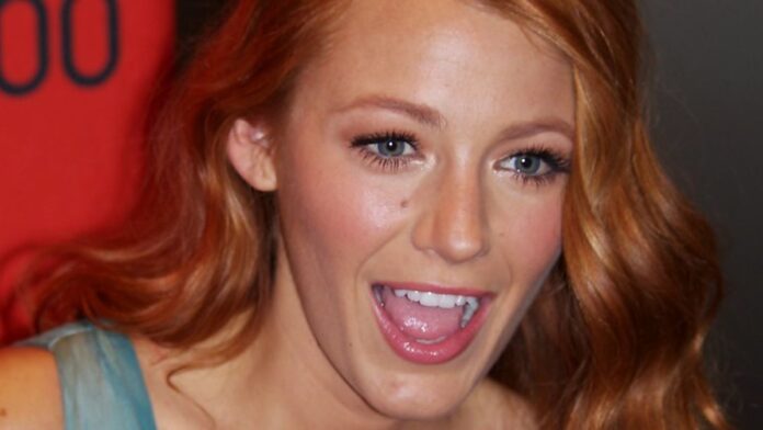 Blake Lively e Justin Baldoni lado a lado, ambos vestidos formalmente em um evento de tapete vermelho.