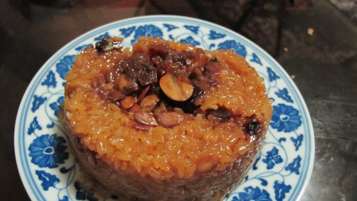 Foto de um martelo de juiz sobre uma mesa de madeira, simbolizando uma decisão judicial de leilão empresarial.
