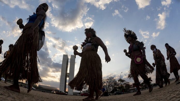 Foto de um martelo de juiz sobre uma mesa de madeira, simbolizando decisões judiciais e o sistema de justiça.