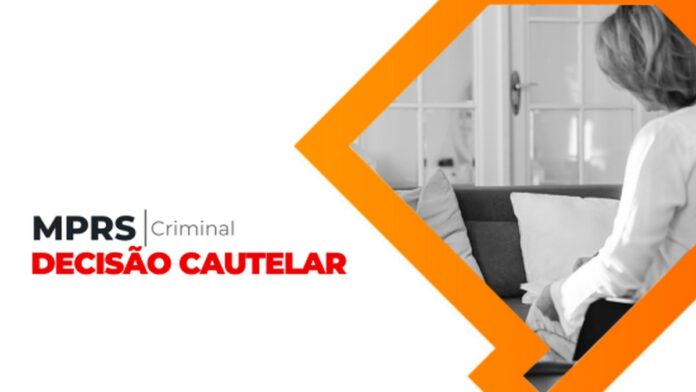 Foto do prédio do Ministério Público do RS com foco na placa de identificação do órgão em uma fachada de concreto.