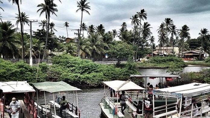 Logotipo da SKY em azul sobre fundo branco, com um celular ao lado exibindo um mapa conectado por pontos luminosos.