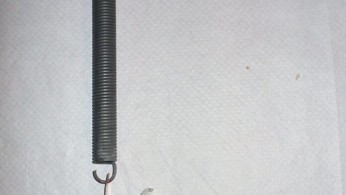 Lava-louças moderna de aço inox em cozinha planejada, com painel digital iluminado e interior organizado.