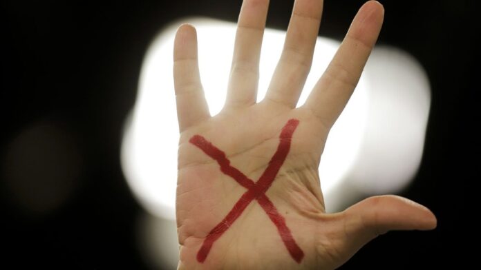 Foto de um martelo de juiz sobre uma mesa de madeira, simbolizando decisões judiciais e o sistema de justiça.