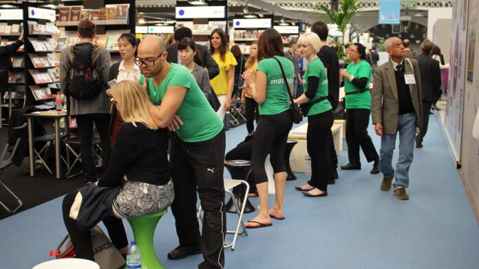 Capa do livro Wolfboy ilustrada com traços sombrios, destacando uma figura lupina sobre fundo escuro e tipografia estilizada.