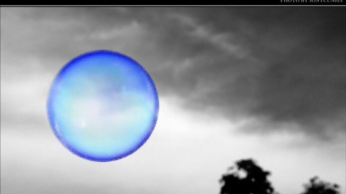 mais-g-s-alagoas-re-ne-iniciativas-para-ampliar-co Vista aérea de complexo industrial com tubulações, tanques de armazenamento e chaminés sob céu azul.