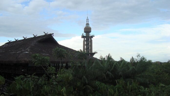 Crianças brincam ao ar livre em um jardim arborizado com esculturas de garças no parque Mangal das Garças.