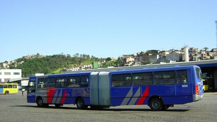 Ônibus elétrico modelo Horizon da Mascarello, com pintura azul e branca, parado na linha de montagem da fábrica.