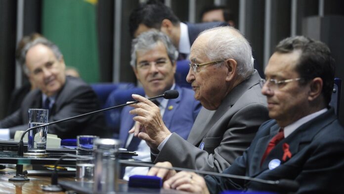 Mauro Júnior sorri e levanta troféu em campo durante celebração do PSV Eindhoven.