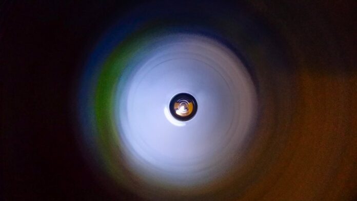 Foto promocional de eletrodomésticos Maytag, como geladeiras e lavadoras, dispostos em um showroom com ofertas.