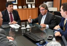 MEC lança aplicativo MEC Livros com oito mil obras literárias gratuitas Smartphone exibindo uma lista de livros digitais no aplicativo MEC Livros em uma tela colorida e intuitiva.