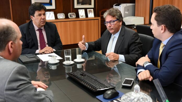 mec-lan-a-aplicativo-mec-livros-com-oito-mil-obras Smartphone exibindo uma lista de livros digitais no aplicativo MEC Livros em uma tela colorida e intuitiva.