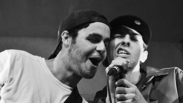 mega-sena-premia-aposta-de-jandaia-do-sul-com-quas Foto de um volante de aposta da Mega-Sena sobre uma mesa, com destaque para o campo de marcação dos números.